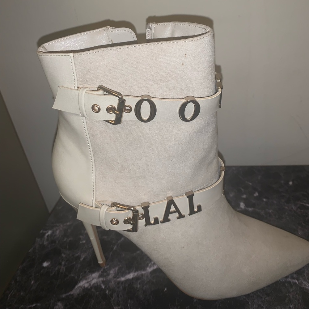 Woman boot heel, size 7.5 from shoes dazzle, Color cream with a bit of gold.